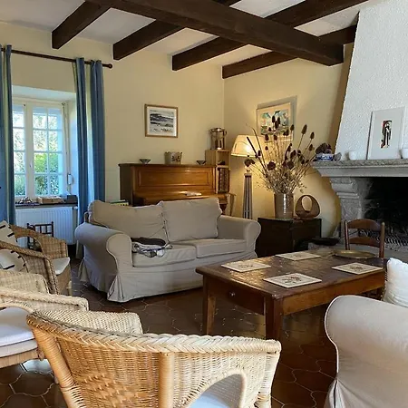 950 - Charmante Maison De Famille Situee A